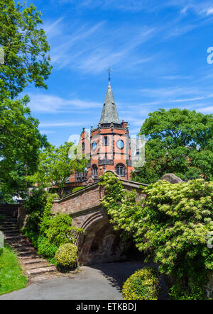 Il ponte di Dell con il liceo dietro nel modello del villaggio di Port Sunlight, Wirral Peninsula, Merseyside England, Regno Unito Foto Stock