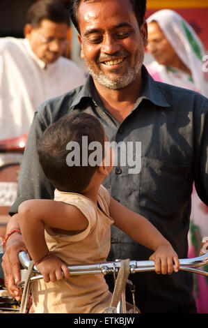 Indian uomo e figlio sulla bicicletta, Jaipur, Rajasthan, India Foto Stock