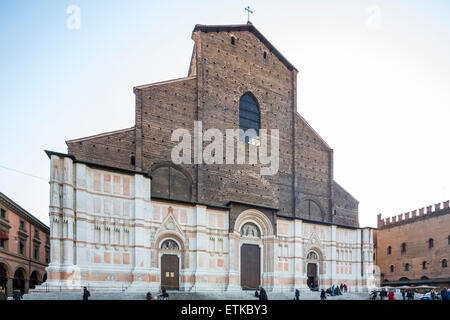 Facciata principale della Basilica di San Petronio a Bologna, Emilia Romagna, Italia. Foto Stock