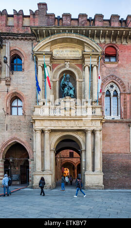 Ingresso, Palazzo d'Accursio o Palazzo Comunale di Bologna, Italia Foto Stock