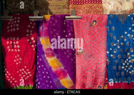 Colorati tessuti indiani in vendita a Jaipur, Rajasthan, India Foto Stock