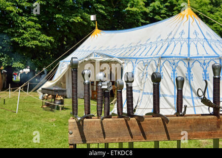 DEURNE, Belgio-Giugno 13, 2015: la ricostruzione del borgo medievale di camping di cavalieri durante Fete Medievale nel parc di Deurne Foto Stock