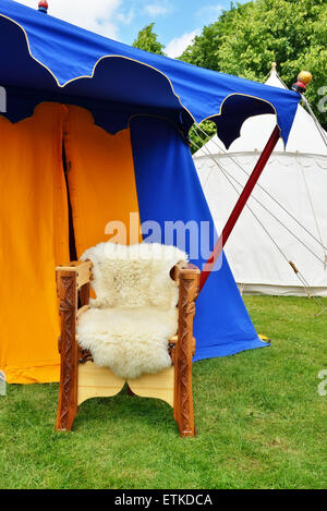 DEURNE, Belgio-Giugno 13, 2015: la ricostruzione del borgo medievale di camping di cavalieri durante Fete Medievale nel parc di Deurne Foto Stock