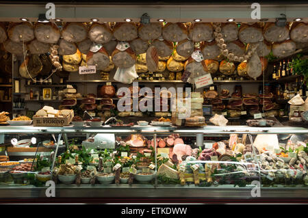 Interno del Mercato Centrale di cibo e il mercato dei fiori a Firenze, Italia Foto Stock