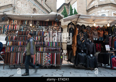 Commerciante in pelle al Mercato Centrale mercato di Firenze, Italia Foto Stock