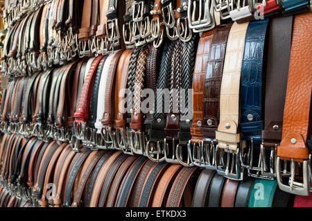 Cinghie venditore nel Mercato Centrale a Firenze, Italia Foto Stock