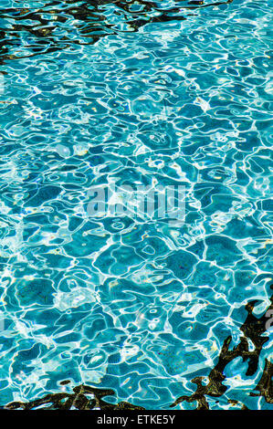 Soleggiato riflessioni di acqua di 26.000 mq. piscina, di Kaua'i Marriott Resort; Kalapaki Bay, Kaua'i, Hawaii, STATI UNITI D'AMERICA Foto Stock
