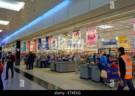 Un ipermercato Carrefour in Europa Citi Calais Francia Foto Stock