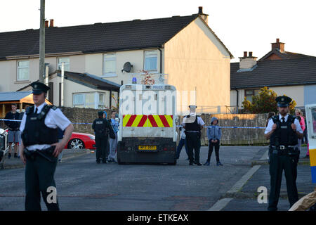 Londonderry, Irlanda del Nord - 14 giugno 2015. La polizia sta indagando un incidente di ripresa questa sera nella zona di Creggan a Londonderry. Un uomo scampato entrambi incolumi dopo colpi sono stati sparati a lui in Fanad Drive. Relazioni non confermate suggeriscono la vittima prescelta era stato mirato a un attacco di pistola nel pub locale di recente. Credito: George Sweeney/Alamy Live News Foto Stock