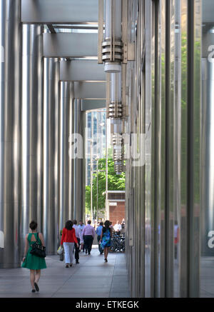 Il quartiere finanziario di Canary Wharf e gli uffici con i lavoratori godendo Estate in ambiente pulito e aperto Canary Wharf Londra E14 Foto Stock