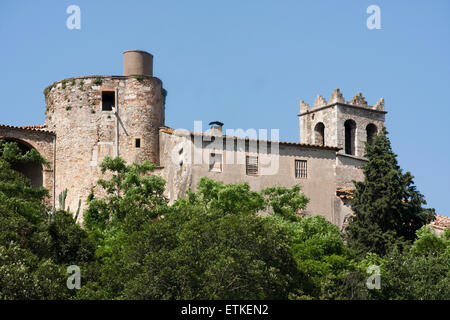 La chiesa parrocchiale e il castello di Medinyà. Sant Julià De Ramis. Foto Stock