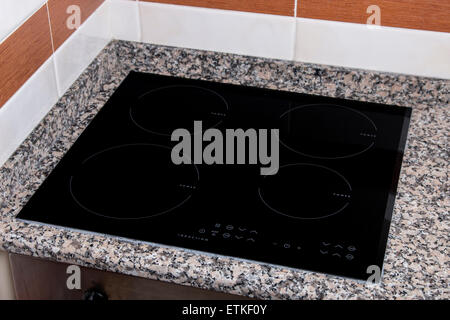 Vista ravvicinata di una cucina elettrica a INDUZIONE piano di cottura in ceramica. Foto Stock