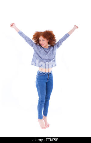 Felice nero americano africano ragazza alzando le braccia in alto e il salto, isolati su sfondo bianco Foto Stock