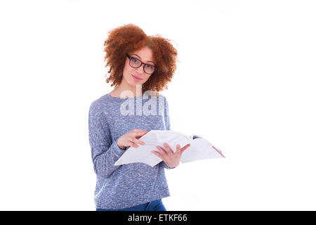 Il nero americano africano ragazza studente la lettura di un libro, isolato su sfondo bianco Foto Stock