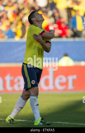 Rancagua, Cile. 14 Giugno, 2015. Il colombiano James Rodriguez reagisce durante un gruppo C match tra Colombia e Venezuela in Copa America 2015 a Rancagua, Cile, 14 giugno 2015. La Colombia ha perso la partita 0-1. Credito: Guillermo Arias/Xinhua/Alamy Live News Foto Stock