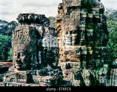 Si affaccia sul tempio Bayon Torri Foto Stock