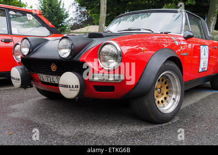 Torino, Italia. 14 Giugno, 2015. Primo piano di una Fiat 124 Abarth Spider all'inizio del Parco Valentino Gran Premio inizia a Torino Credito: Edoardo Nicolino/Alamy Live News Foto Stock