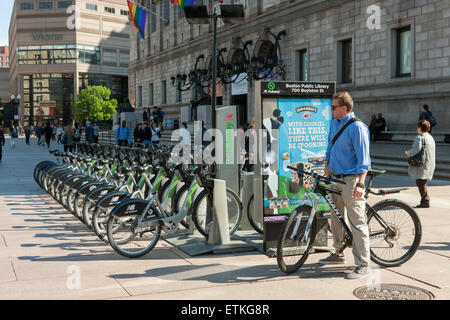 La Boston Public Library stazione del nuovo equilibrio Hubway bike sharing sistema in Boston, Massachusetts Foto Stock