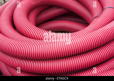Primo piano di una matassa di rosso tubo corrugato Foto Stock