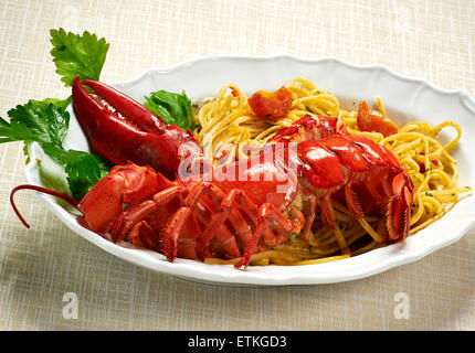 Close up gourmet gustosa sano Red Lobster con Linguine ricetta su piastra bianca serviti al tavolo. Foto Stock