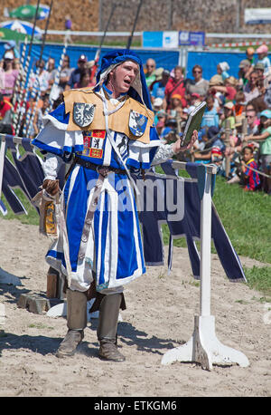 AGASUL, Svizzera - 18 agosto: Uomini non identificati nell annunciare ai partecipanti del torneo di cavalieri ricostruzione vicino Kyburg Foto Stock