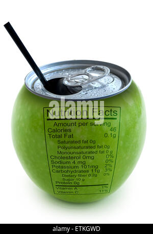 Immagine concettuale di frutta apple come una lattina di succo di frutta con fatti di nutrizione Foto Stock