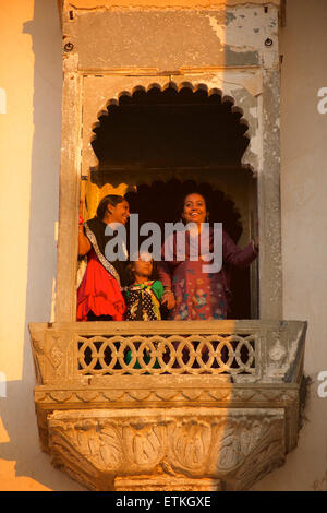 Giovani donne e bambini al palazzo di monsone, Udaipur al tramonto. Rajasthan, India Foto Stock