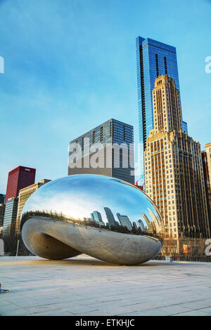 CHICAGO - aprile 10: Cloud Gate scultura in Millenium Park il 10 aprile 2014 a Chicago, IL. Foto Stock