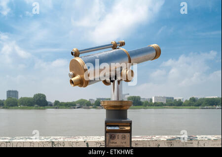 Belgio, Anversa, telescopio di osservazione presso il fiume Schelda quays Foto Stock