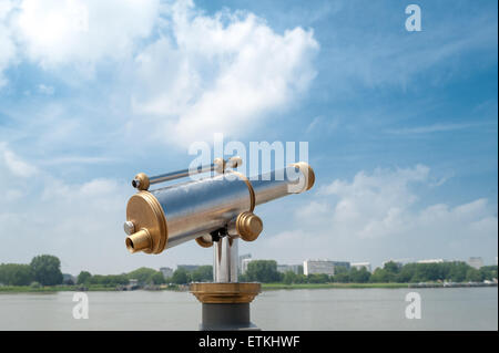 Belgio, Anversa, telescopio di osservazione presso il fiume Schelda quays Foto Stock