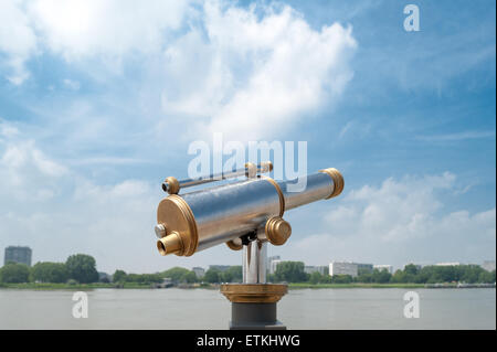 Belgio, Anversa, telescopio di osservazione presso il fiume Schelda quays Foto Stock