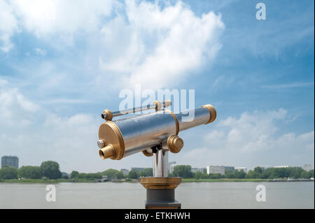 Belgio, Anversa, telescopio di osservazione presso il fiume Schelda quays Foto Stock