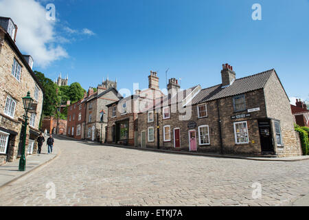 Negozi ed edifici, ripida collina, Lincoln, Lincolnshire, Inghilterra Foto Stock