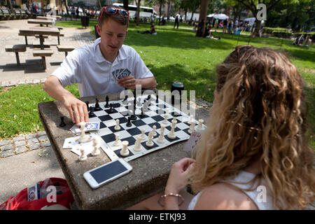 Giovane giocando knightmare chess sul parco pubblico tabella - USA Foto Stock