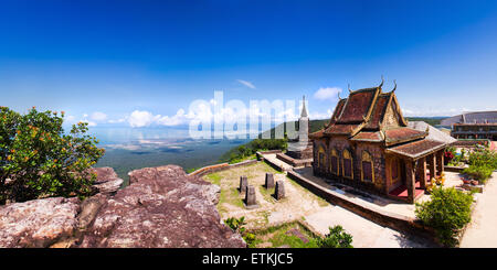 Spettacolare vista panoramica sul mare con vista sulla Pagoda di Sampov nel parco nazionale di Bokor, lungo la costa della Cambogia. Foto Stock