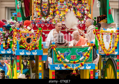 Londra, Regno Unito. Il 14 giugno 2015. I funzionari a bordo del carro di arrivare in Trafalgar Square, come migliaia di persone si sono radunate nel centro di Londra per celebrare Rathayatra, carro festival che proviene da Jagannatha Puri sulla costa est dell India e risale a più di duemila anni. Hare Krishna devoti e gli Indù ha celebrato su un percorso da Hyde Park Corner a Trafalgar Square. Credito: Stephen Chung / Alamy Live News Foto Stock