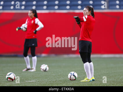 (150615) -- WINNIPEG, Giugno 15, 2015(Xinhua) -- Wang Fei (R), portiere della Cina, si riscalda durante una sessione di formazione a Winnipeg Stadium di Winnipeg, Canada, il 14 giugno 2015. La Cina dovrà affrontare la Nuova Zelanda nell'ultimo gruppo a corrispondere al 2015 FIFA Coppa del Mondo donne il 15 giugno. (Xinhua/Ding Xu) Foto Stock