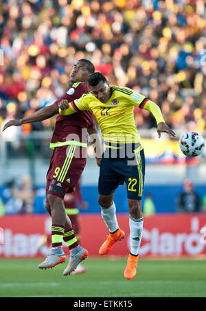 Rancagua, Cile. 14 Giugno, 2015. Il colombiano Jeison Murillo (R) il sistema VIES con Venezuela del Jose Rondon durante il loro gruppo C corrispondono a Copa America 2015 a Rancagua, Cile, 14 giugno 2015. La Colombia ha perso la partita 0-1. Credito: Jorge Villegas/Xinhua/Alamy Live News Foto Stock