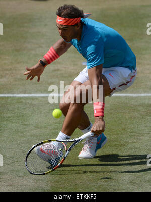 Stuttgart, Germania. 14 Giugno, 2015. Rafael Nadal di Spagna in azione durante la finale contro Viktor Troicki di Serbia presso l'ATP torneo di tennis a Stoccarda, Germania, 14 giugno 2015. Foto: MARIJAN MURAT/dpa/Alamy Live News Foto Stock