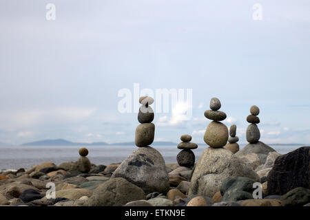 Spiaggia impilati rocce Foto Stock