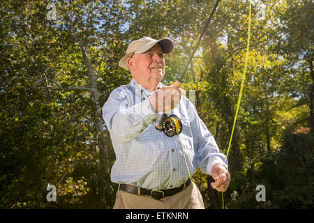 Lefty Kreh, American fly fisherman dimostrando la sua tecniche di colata in Timonium, Maryland, Stati Uniti d'America Foto Stock