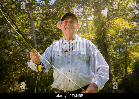 Lefty Kreh, American fly fisherman dimostrando la sua tecniche di colata in Timonium, Maryland, Stati Uniti d'America Foto Stock