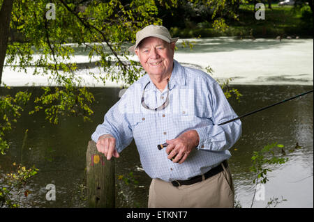 Outdoor ritratto di Lefty Kreh American fly fisherman, Timonium, Maryland, Stati Uniti d'America Foto Stock