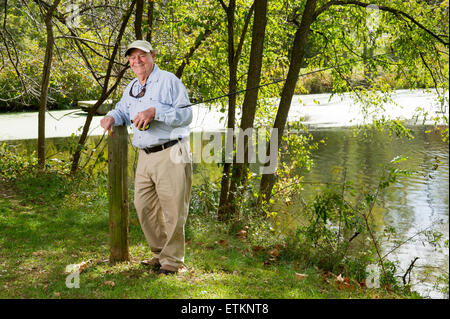 Outdoor ritratto di Lefty Kreh American fly fisherman, Timonium, Maryland, Stati Uniti d'America Foto Stock