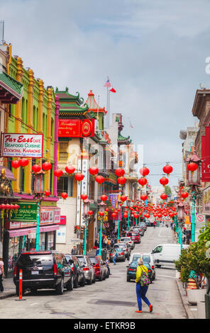 SAN FRANCISCO - aprile 24: China town main street il 24 aprile 2014 a San Francisco, California. Foto Stock