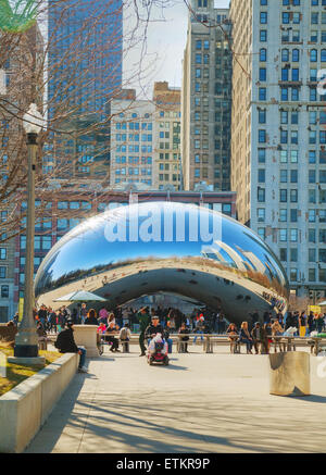 CHICAGO - Aprile 9: Cloud Gate scultura in Millenium Park il 9 aprile 2014 a Chicago, IL. Foto Stock