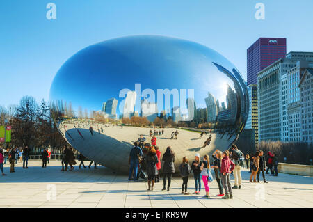 CHICAGO - Aprile 9: Cloud Gate scultura in Millenium Park il 9 aprile 2014 a Chicago, IL. Foto Stock