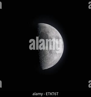 Illustrazione Vettoriale di Crescent Moon in chiara notte d'estate. Illustrazione Vettoriale