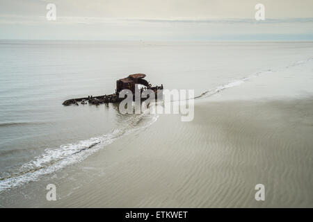 Rusty relitto della vecchia nave in acqua del mare nel Sud-est USA Foto Stock