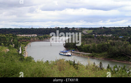 Edmonton. 14 Giugno, 2015. Foto scattata a giugno 14, 2015 mostra la vista lungo il Nord del Fiume Saskatchewan in Edmonton, Canada. Edmonton è una delle sei città ospitanti di FIFA Coppa del Mondo Donne 2015 Canada. © Qin Lang/Xinhua/Alamy Live News Foto Stock